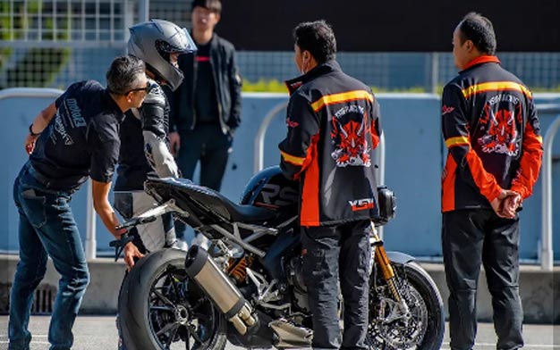 骑！爽！了！—— 开启三缸街车赛道模式